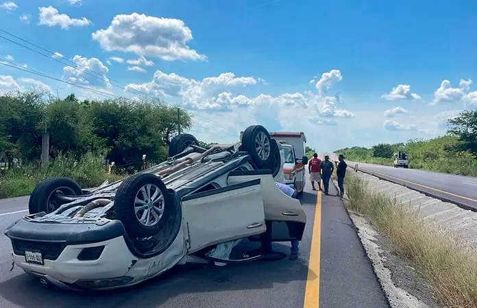 Mujer sufre lesiones tras volcar camioneta