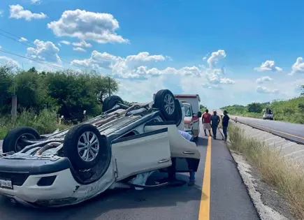 Mujer sufre lesiones tras volcar camioneta