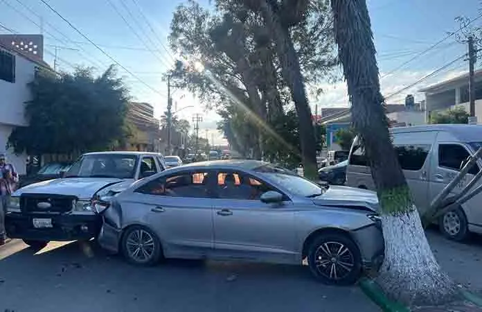 Por alcance, chocan 2 vehículos en Cactus 