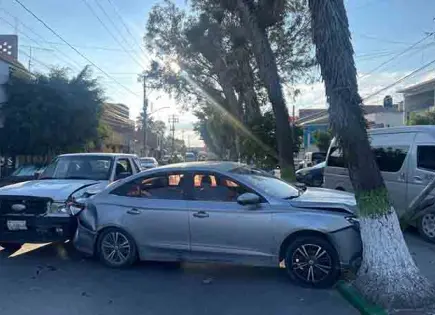 Por alcance, chocan 2 vehículos en Cactus Por alcance, chocan 2 vehículos en Cactus