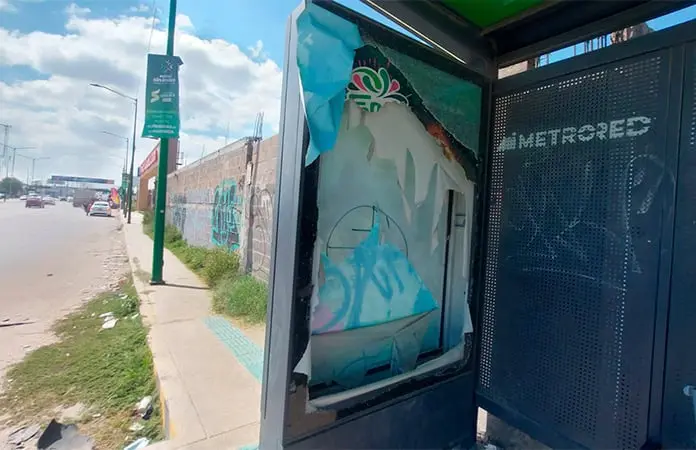 Vandalizan paraderos de MetroRed