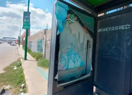 Vandalizan paraderos de MetroRed