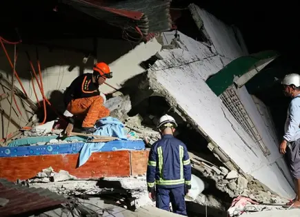 Buscan sobrevivientes tras terremoto