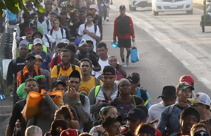Caravana migrante sale de Chiapas; va a CDMX
