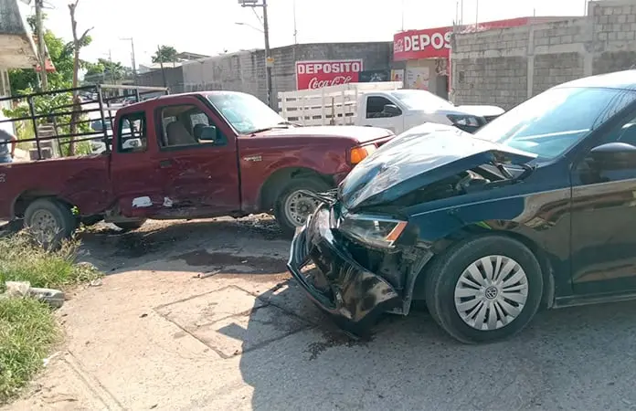 Chocan vehículo y camioneta, deja daños materiales