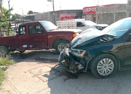 Chocan vehículo y camioneta, deja daños materiales