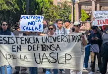 Video | Marchan universitarios contra gobierno; llega grupo de choque