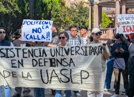 Video | Marchan universitarios contra gobierno; llega grupo de choque