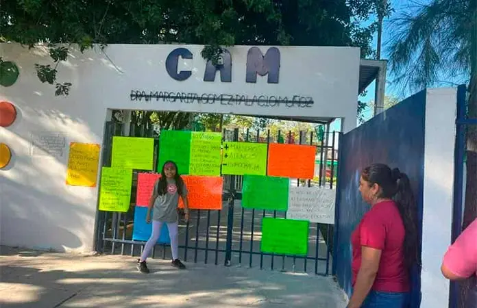 Padres de familia bloquean el CAM