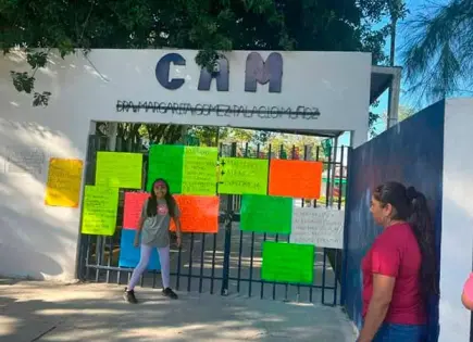 Padres de familia bloquean el CAM Padres de familia bloquean el CAM