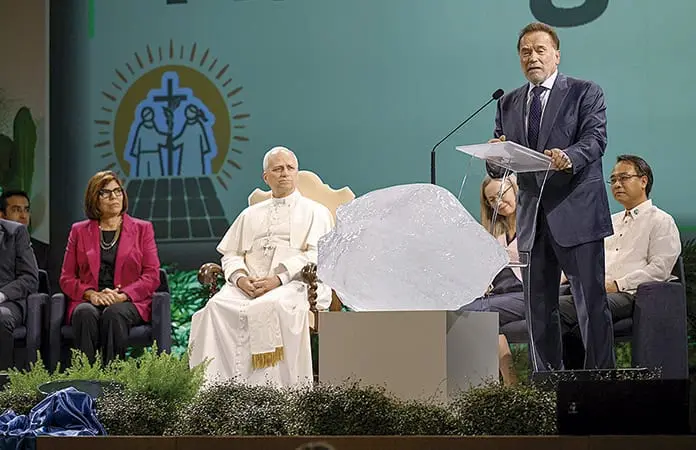 SCHWARZENEGGER HACE SONREÍR AL PAPA LEÓN XIV
