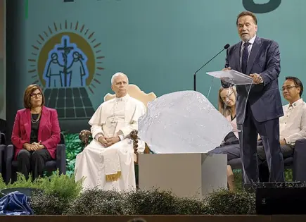 SCHWARZENEGGER HACE SONREÍR AL PAPA LEÓN XIV