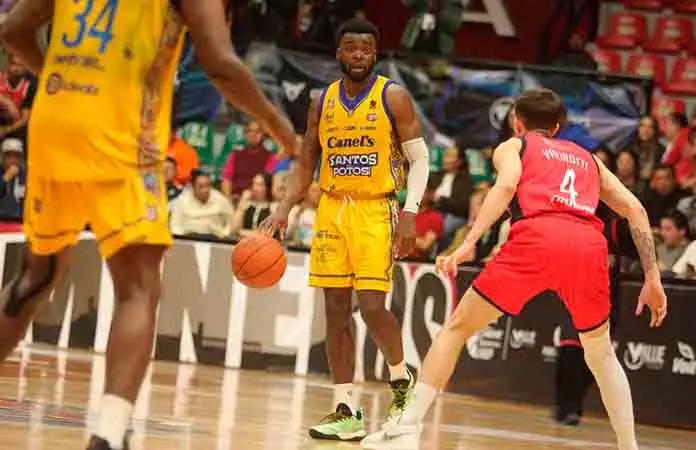 Cae Santos en el primero de la serie