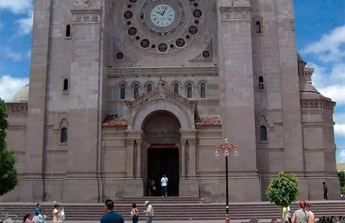 Estafan con rifa pro Catedral