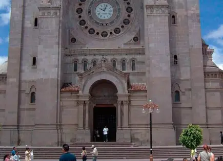 Estafan con rifa pro Catedral