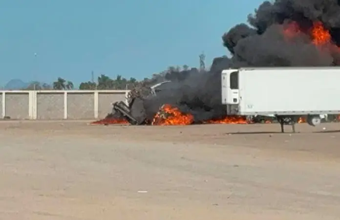 Explota pipa con diésel en Los Mochis