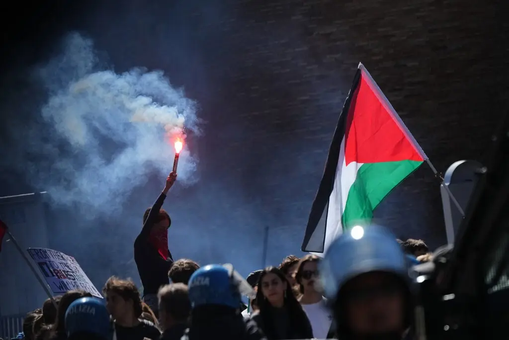 Manifestantes pro-palestinos se oponen al partido clasificatorio de Italia contra Israel