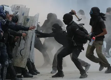 Marcha de estudiantes en CDMX termina con graves incidentes Marcha de estudiantes en CDMX termina con graves incidentes