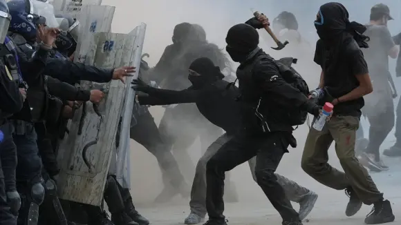 Marcha de estudiantes en CDMX termina con graves incidentes