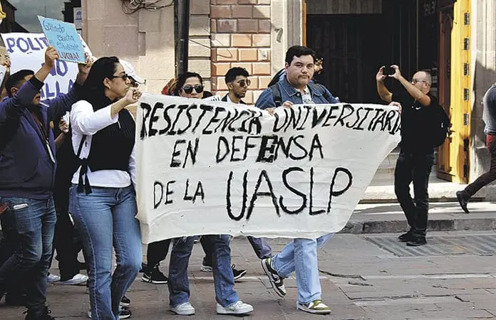 Marchan universitarios contra gobierno estatal