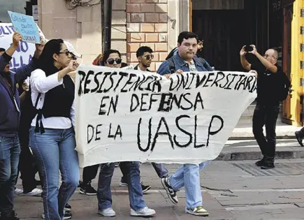 Marchan universitarios contra gobierno estatal