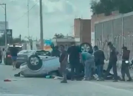 Raudo auto choca y vuelca en P. Norte