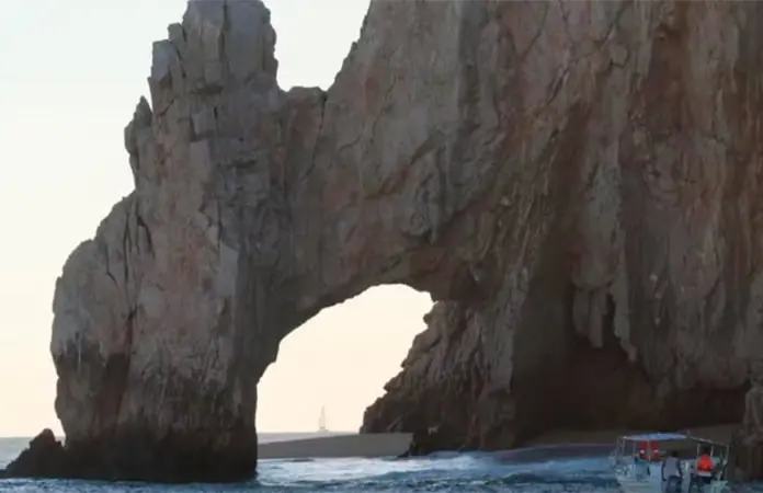 Reaparece Playa Temporal bajo el Arco de Cabo San Lucas