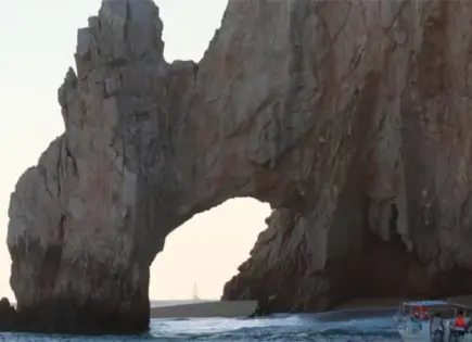 Reaparece Playa Temporal bajo el Arco de Cabo San Lucas Reaparece Playa Temporal bajo el Arco de Cabo San Lucas