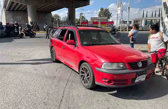 Sólo daños, deja choque entre auto y moto
