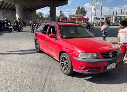 Sólo daños, deja choque entre auto y moto