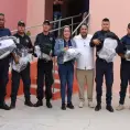Uniforman a policías municipales