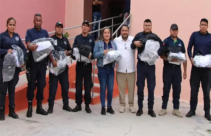 Uniforman a policías municipales