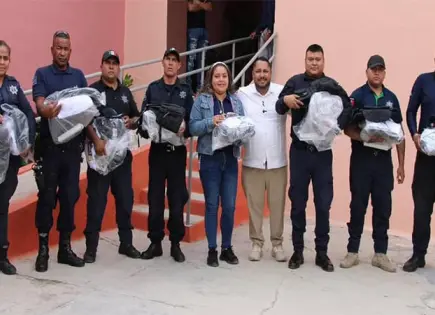 Uniforman a policías municipales