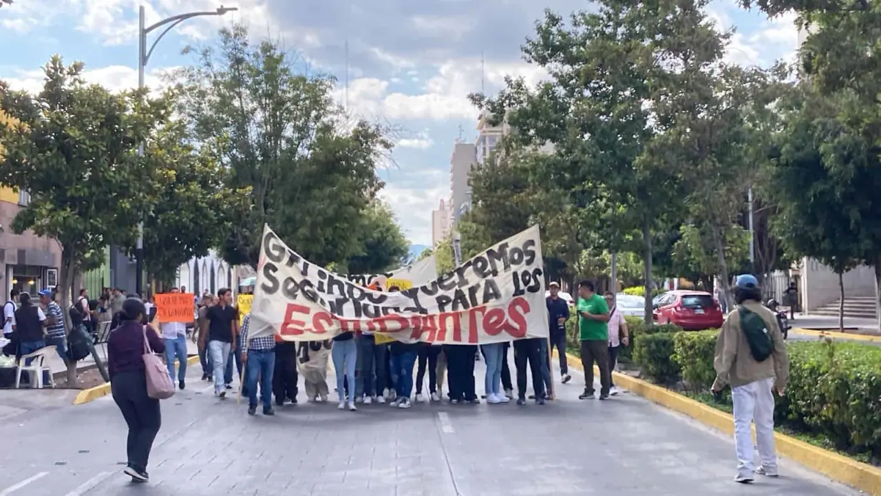 Acusan envío de "grupos de choque" en marcha de la UASLP