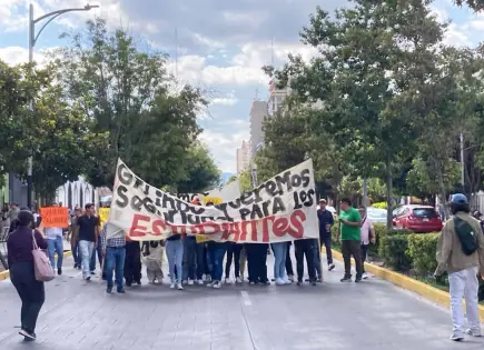 Acusan envío de "grupos de choque" en marcha de la UASLP
