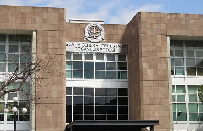 Grave rezago en la FGE