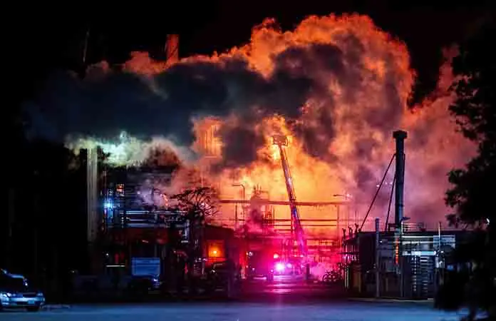 Se desata incendio en refinería en LA