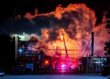 Se desata incendio en refinería en LA