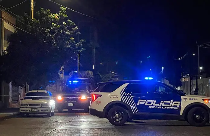 Peritos recaban indicios en el lugar.