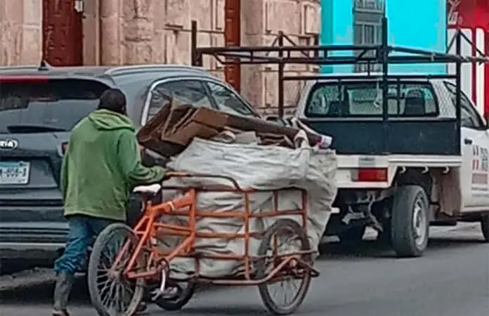 Adultos viven de la pepena