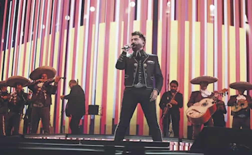 Alejandro Fernández convierte la nostalgia en homenaje a su padre en el Estadio GNP