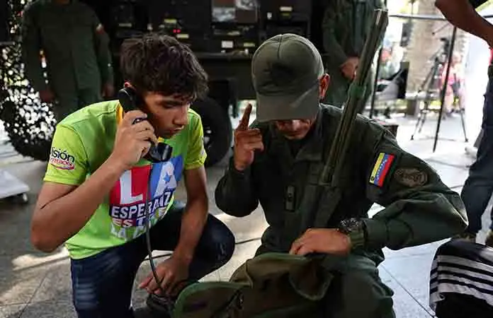 Militares venezolanos capacitan a los civiles