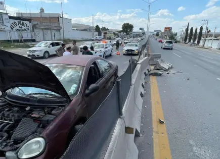 Patrulla choca contra muro de contención y vehículo en el Circuito Potosí