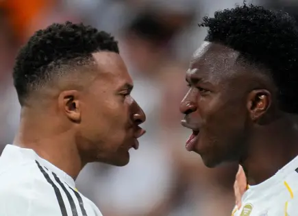 Real Madrid lidera La Liga tras vencer a Villarreal con goles de Vinícius Júnior y Mbappé Real Madrid lidera La Liga tras vencer a Villarreal con goles de Vinícius Júnior y Mbappé