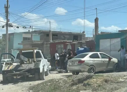 Vehículo Chevrolet Aveo cae a arroyo en Chimalhuacán