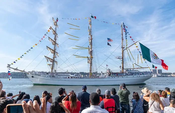 Zarpa desde NY el “Cuauhtémoc”