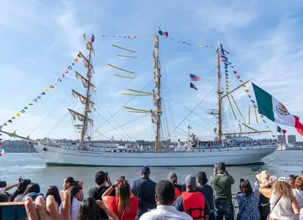 Zarpa desde NY el “Cuauhtémoc” Zarpa desde NY el “Cuauhtémoc”