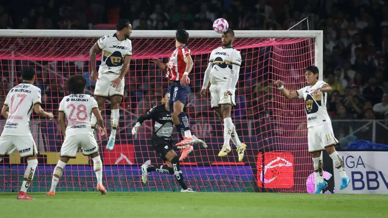 Chivas remonta y vence a Pumas