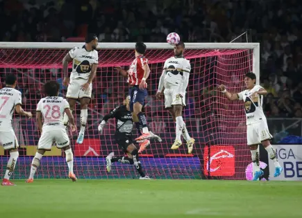 Chivas remonta y vence a Pumas