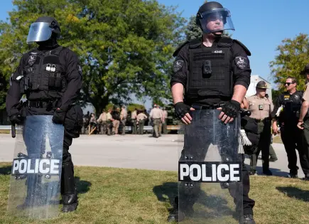 Agentes Federales de Inmigración Allanaron Apartamentos en Chicago Agentes Federales de Inmigración Allanaron Apartamentos en Chicago